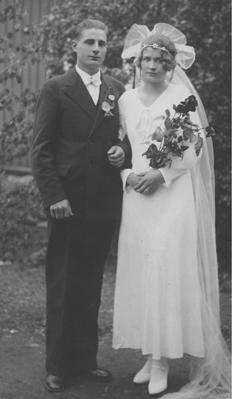 Evakkomatka suuntautui ensin Perniöön, josta matka jatkui Poriin, missä he asuivat vuodet 1944 1948, kunnes muuttivat Vihtiin Kalmien maatilalle.