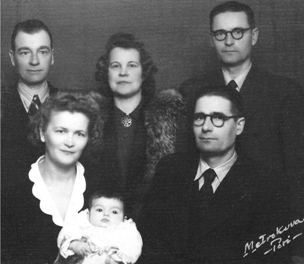 Tuula Marja Kristiina (Krisse) Kalmin ristiäiset keväällä 1948. Eturivissä Ester, Krisse ja Esa Kalmi. Takarivissä Vihtori Kalmi, Ines ja Jukka Kalm Erika on naimisissa Valtteri Palinin kanssa.