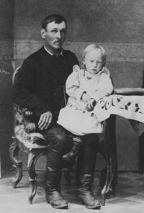 1921. Aleksander Kalmi sylissään vuonna