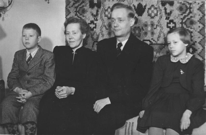 (1830 1863) oli vuonna 1863 syntynyt poika Tahvo, jolla oli seitsemän lasta, Anna, Esa (Esaias), Ida, Amanda, Eenokki, Impi ja Lyyli. Esa Kalmi oli naimisissa Helena Virolaisen kanssa.