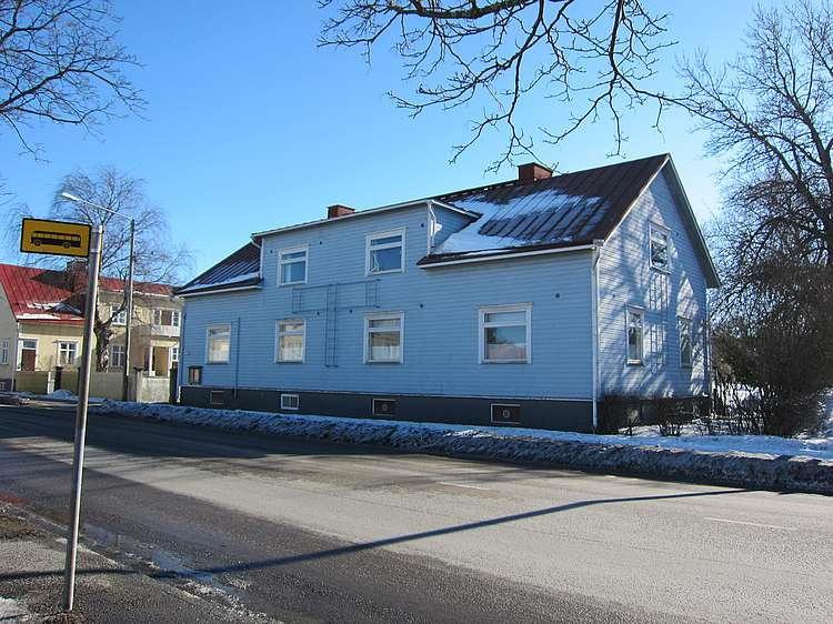) Aittakarinkatu 8 Aittakarinkadun varressa on ilmeisesti 1930-luvun lopulla valmistunut entinen asuinrakennus, joka on nykyään Rauman kaupungin Wihertoimen käytössä.