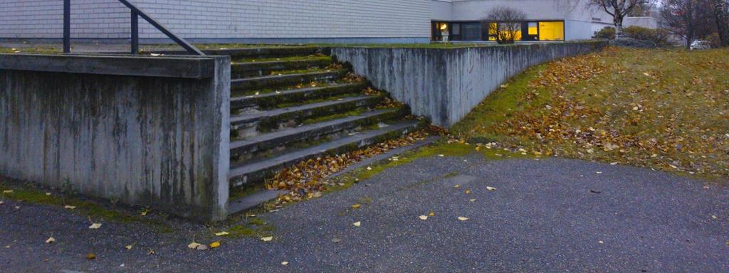 Vivi Lönnin 1904 suunnittelema koulurakennus muutama kortteli pohjoisempana Kanalin varressa oli käynyt liian ahtaaksi ja se oli päässyt huonoon kuntoon. Vanha Lyseorakennus purettiin 1972.