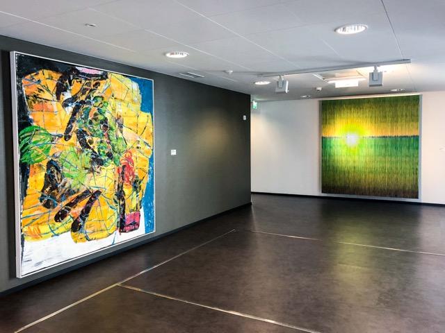 68 Kuva 8. THL:n päärakennuksen aulassa sijaitseva Ulla-Maija Vikmanin teoksen Tucurui, (2012, tekstiiliteos, koko 205 x 195.