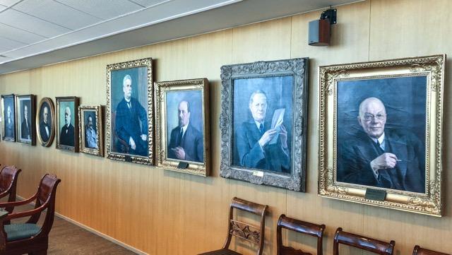 70 Kuva 9. Neuvotteluhuoneseen sijoitettuja THL:n edeltäneiden laitosten pääjohtajien muotokuvia. Teokset ovat THL:n omistuksessa. Kuva: Mika Järvinen.