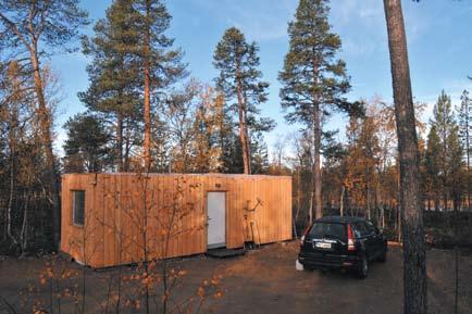 Kesällä ja alkusyksyllä 2012 entinen toimistokontti muuttui hyvän matkaa kohden huvilaa. Joka puolelle tuli viisi senttiä lisälämmöneristystä ja mäntypuinen ulkovuoraus.