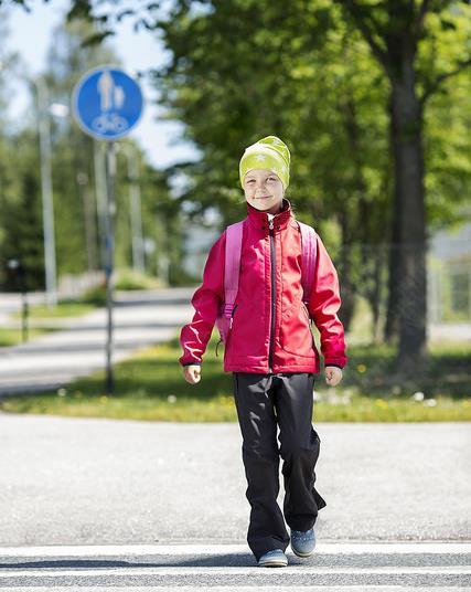 Turvallista liikkumista koulun ja päiväkodin pihassa Kulkeminen päiväkotiin tai kouluun on alku matkalle lapsen itsenäiseen liikkumiseen.