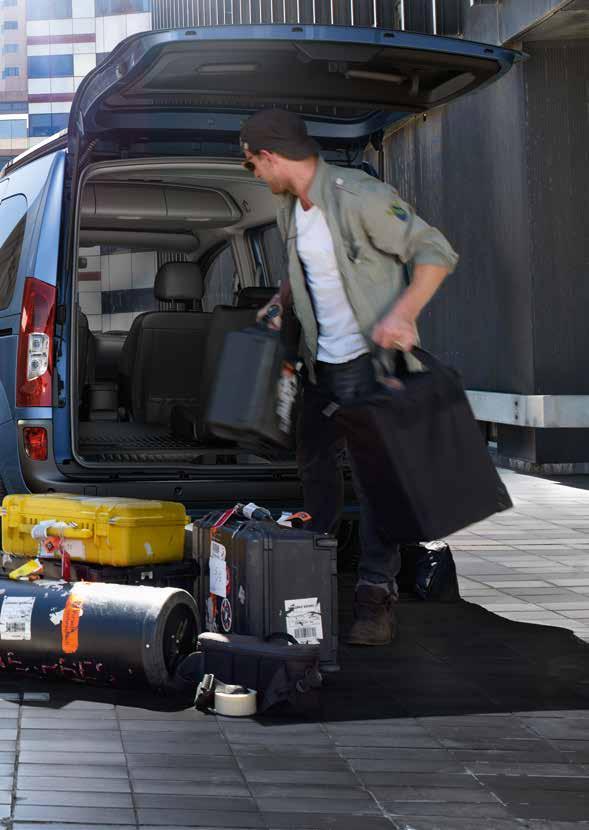 Citan Tourer kuljettaa ihmisiä yhtä ammattitaitoisesti kuin tavaroitakin. Muutamalla otteella voidaan käännettävän Fold & Load -takaistuinpenkin ansiosta matkustamosta tehdä lähes tasainen tavaratila.