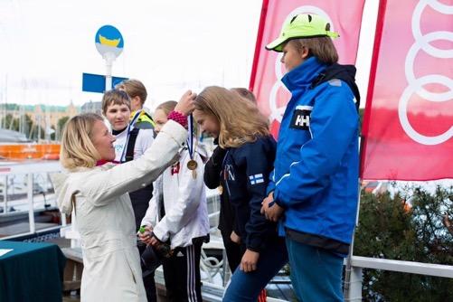 LAPSET JA NUORET SPV:N PALVELUT SEUROILLE Seuratoiminnan kehittämispalvelut: Junioritoiminnan kehittämiskoulutukset Koulutusmateriaalien