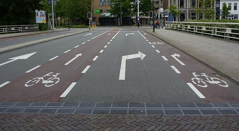 Kuvassa: esimerkki maailmalta pyöräkaistojen käytöstä risteysalueella.