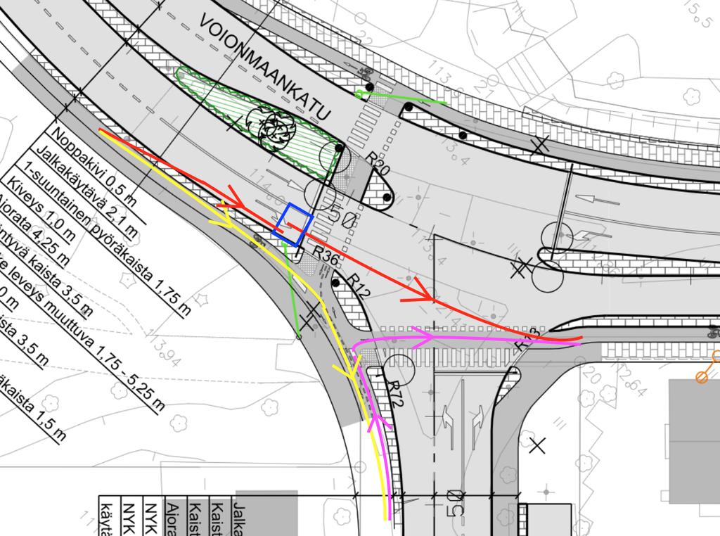 Keltaisella merkittynä Voionmaankadun suunnasta Vaasankadulle jatkavan pyöräilijän ajolinja. Violetilla Vaasankatua ylöspäin ajavan ja Yliopistonkadulle jatkavan pyöräilijän ajolinja.