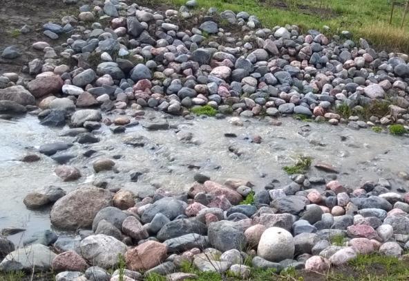 Kosteikko toimii kuin pesusieni luovuttaen vettä hitaasti eteenpäin. Veden virtausnopeuden hidastuessa, vettä painavampi kiintoaine laskeutuu kosteikon pohjaan.