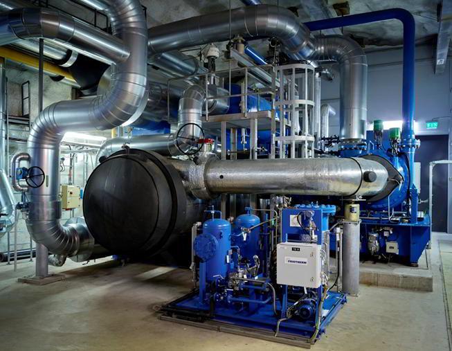6 Kuva 3. Yksi Katri Valan viidestä 12 MW:n lämpöpumpusta (Katri Valan lämpöpumppulaitos).