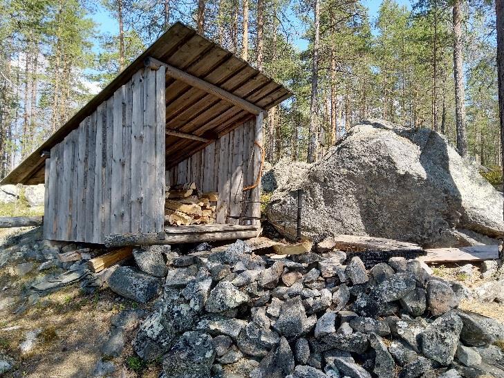 Pihapiirissä on myös aittarakennus, puuliiteri, ulkokäymälä, nuotiopaikka