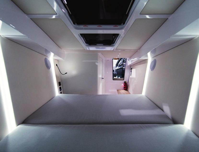 testi: XO CRUISER 2 3 1. Kajuutta on pitkulainen ja suoraviivainen onkalo, johon valotehosteet antavat ilmettä. Kunnollinen ripustuskaappi vaatteille on toivomuslistalla. 2. & 3.