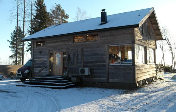 rakennukset piiloutuvat rantapuuston suojaan.