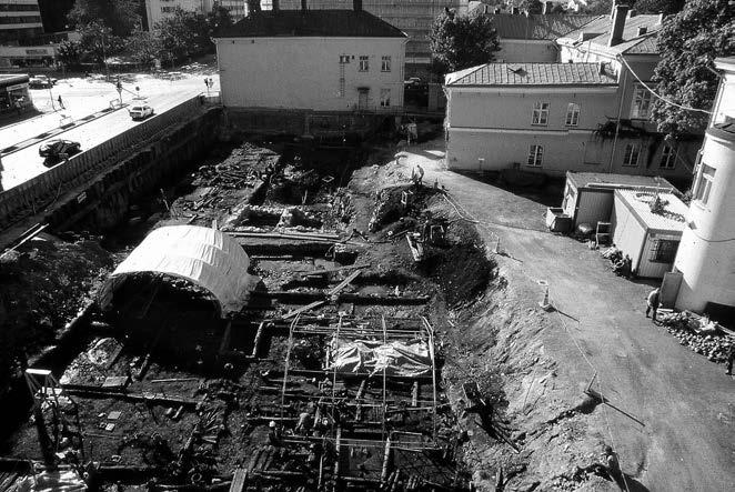 Aki Pihlman TURUN KAUPUNKIARKEOLOGIAN KAKSIKYMMENTÄ VIIME VUOTTA Kaksikymmentä vuotta sitten, 1990-luvun alussa, oli kulunut vasta vajaa kymmenen vuotta siitä, kun Turun kaupunkiarkeologiassa
