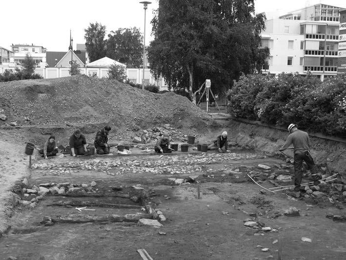 Kuva 2. 1700-luvun katukiveystä ja rakennusjäännöksiä kaivetaan Pietarsaaressa kesällä 2008. (Kuva: T. Oikarinen, MV/RHO) teilla.