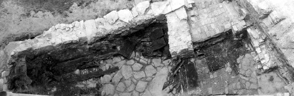 Keskiaikaisen tiilitalon jäännökset, jotka löydettiin TMM:n Kirjastotontin kaivauksissa vuonna 2003. Raunio on osittain nähtävissä uuden kirjaston sisäpihalla. Kuva Päivi Repo.