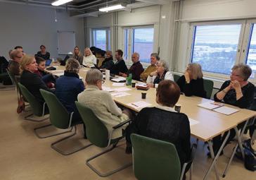 Kokouksen aloitti Suomikodin toimintapäällikkö Marko Pihlaja kertomalla siitä, miten ruotsinsuomalaisten vanhusten huolto on menestyksekkäästi järjestetty Enskedessä.