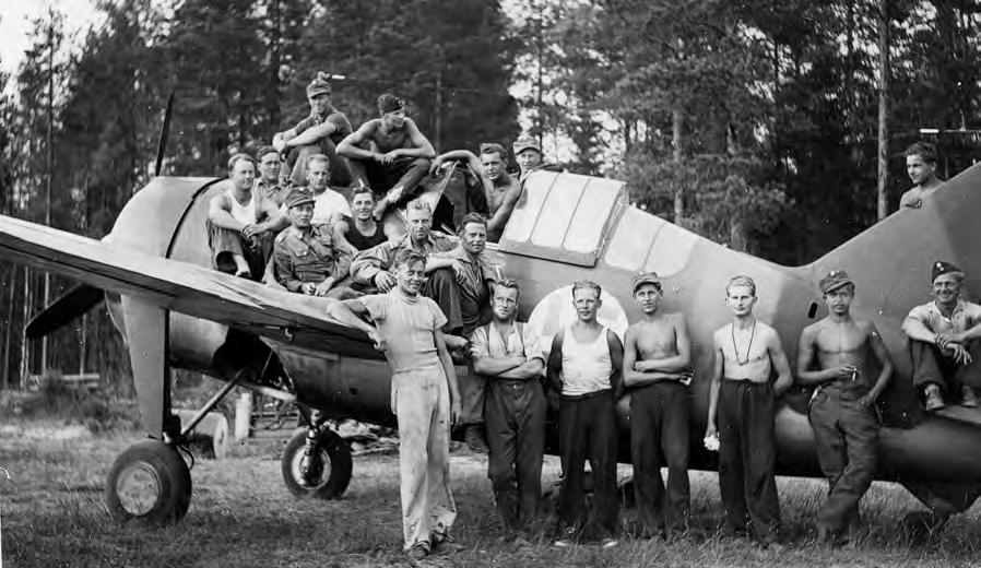 Lentolaivue 24:n 3. lentueen mekaanikot Rantasalmella. Ennen nukkumaan menoa majuri Magnusson piti lentäjilleen puhuttelun.