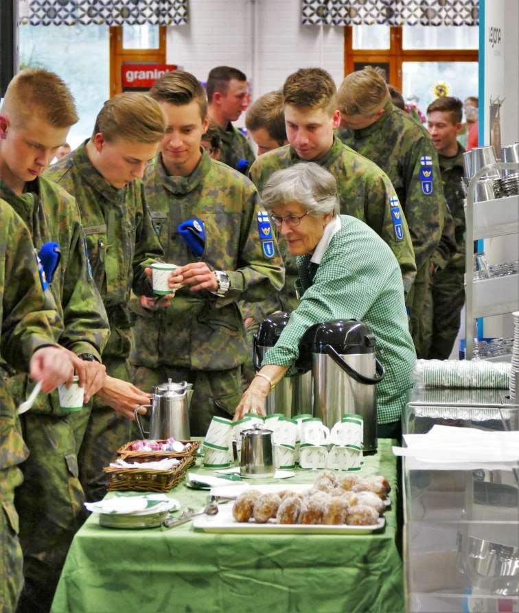 Sotilaskoti Suomen kaikissa varuskunnissa on varusmiehille tuttu taukopaikka; Sotilaskodissa asevelvollisuuttaan suorittava varusmies, vapaaehtoisessa asepalvelussa oleva nainen tai