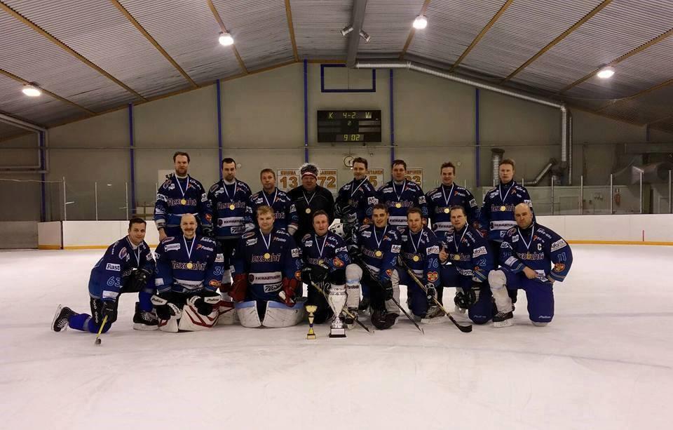 Suomen Cupin mestari Flexolahti kaudella 2016-2017 Naisten SM Naisten Suomen Mestaruudesta pelattiin viiden vuoden tauon jälkeen Lohjan Kisakalliossa naisten SM-turnauksessa 28.1.2017. Turnaukseen osallistui kuusi joukkuetta: BeWe Böönat, EKS, Helsinki, Hyvinkää, Ryhmä HAU ja Team Nostalgia.