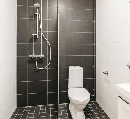 Voit valita tehostelaattaraidan tai koko seinän laatoituksen suihkusekoittajan taakse.
