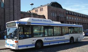 Maakaasubussien käyttöönotto Helsingissä perustui Helsingin kaupungin vuonna 1995 tekemään päätökseen, jonka motivaationa oli kaupungin ilmanlaadun parantaminen.