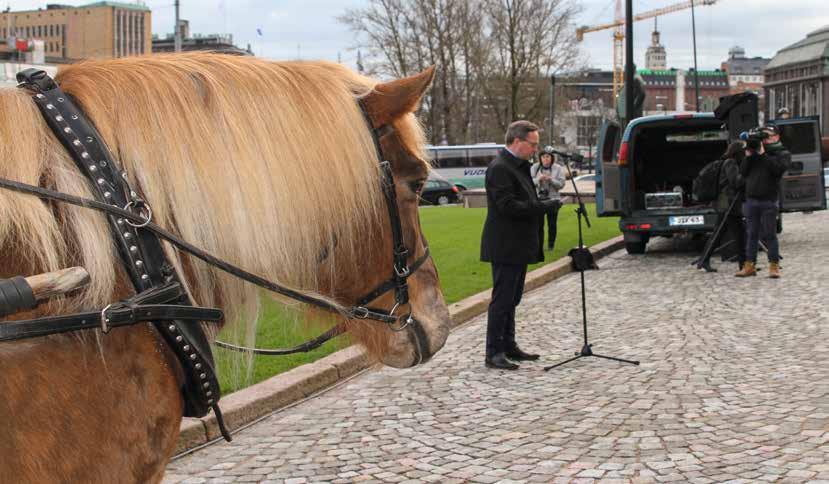 Hevosvaltiopäivillä keskiössä hevosen merkitys yhteiskunnalle Ypäjä Tarja kuuntelee elinkeinoministeri Mika Lintilän puhetta.