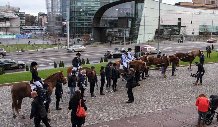 Ypäjän Hevosopiston hevosia, opiskelijoita ja henkilökuntaa Eduskuntatalon edustalla. Kuva SRL/Sonja Holma rulauseiksi ilmaan roikkumaan.