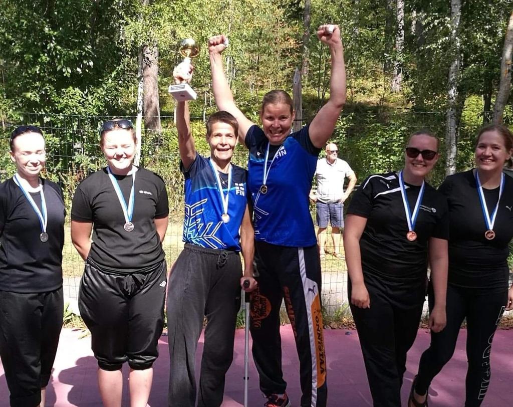 ENNAKKOSUOSIKIT PITIVÄT PINTANSA ISTUMALENTOPALLON BEACH VOLLEYN SM-KISOISSA Ennakkosuosikit Eero Penttinen ja Antti Kärnä pokkasivat istumalentopallon beach volleyn kultaiset mitalit miesten