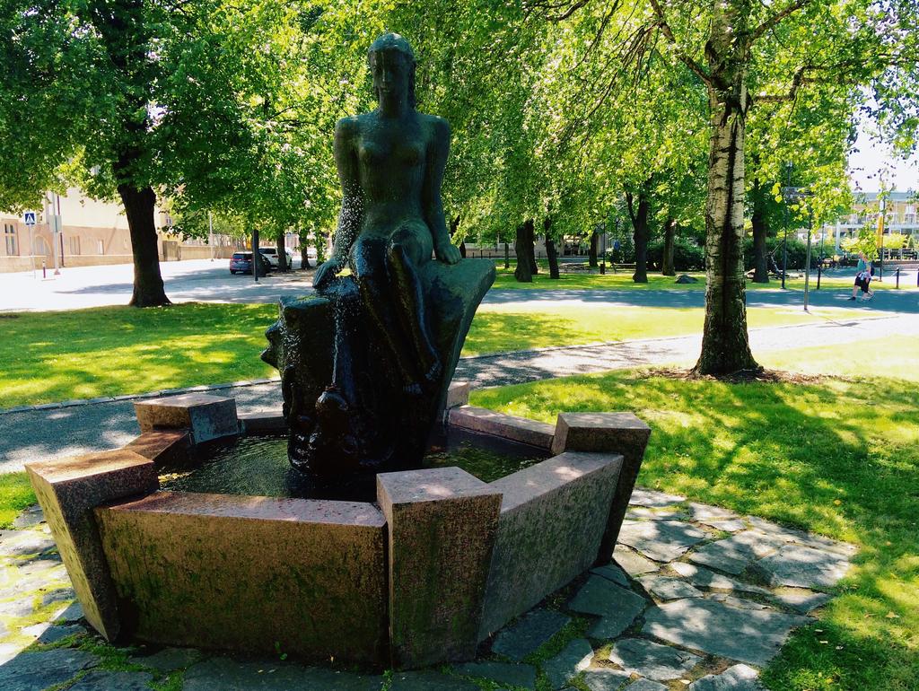 4.2. Veistokset ja patsaat Raumalla on lähes 40 julkista taideteosta. Vanhin teoksista on Alfred Kordelinin rintakuva Nortamonkadun varressa, jonka on tehnyt kuvanveistäjä Wäinö Aaltonen vuonna 1919.