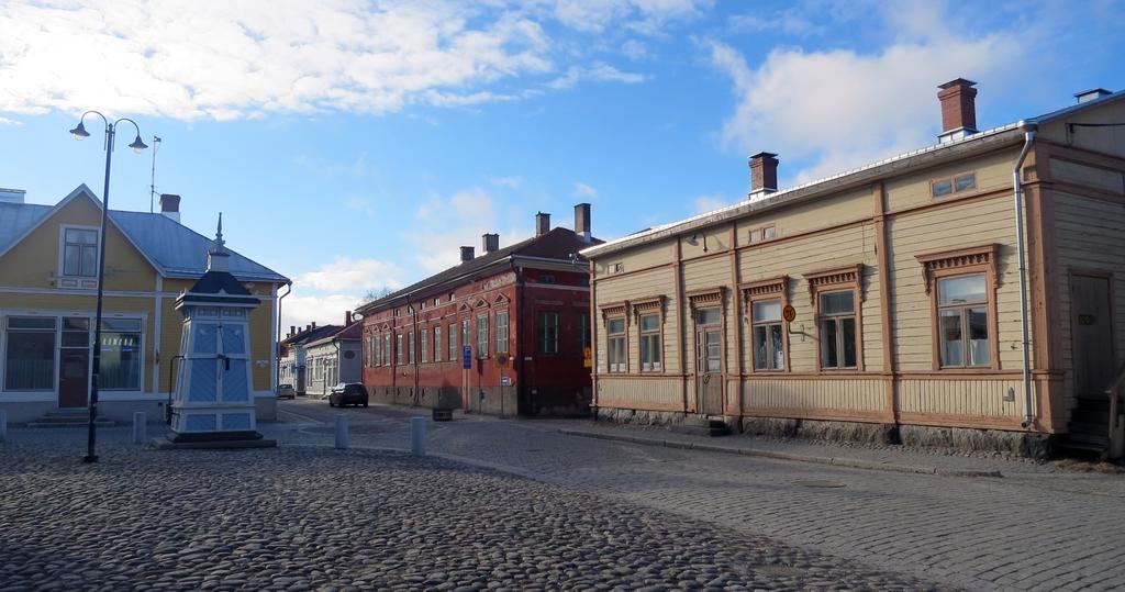 Taiteilijajäsenet pitävät yhteis- ja yksityisnäyttelyitä vuosittain sekä kotimaassa että ulkomailla.