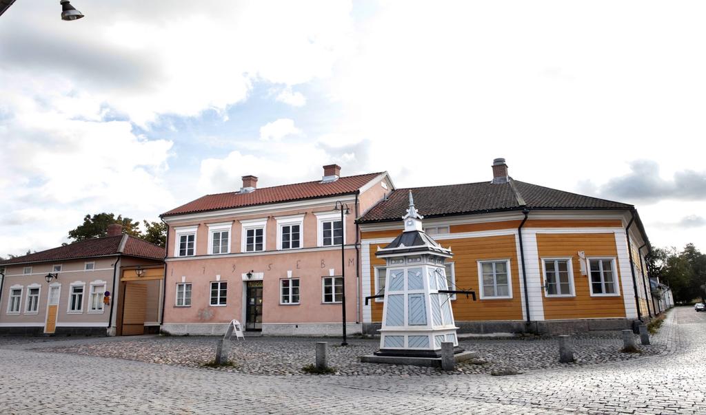 III luokan tutustumiskohteet Kohde Tavoitteet Teresia ja Rafael Lönnströmin kotimuseo Osallistava opastus, jonka yhteydessä tutustutaan kodissa vietettyyn elämään ja tunnelmaan.