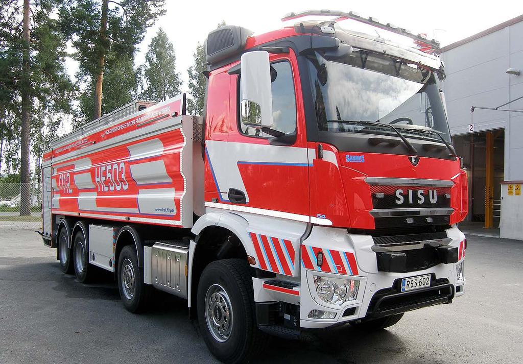 Kuva 2. Palosuojelurahasto myönsi vuonna 2017 Helsingin kaupungin pelastuslaitokselle 56 000 euroa säiliöauton hankintaan. Uusi Sisu Polar säiliöauto HE503 sijaitsee Malmin pelastusasemalla.