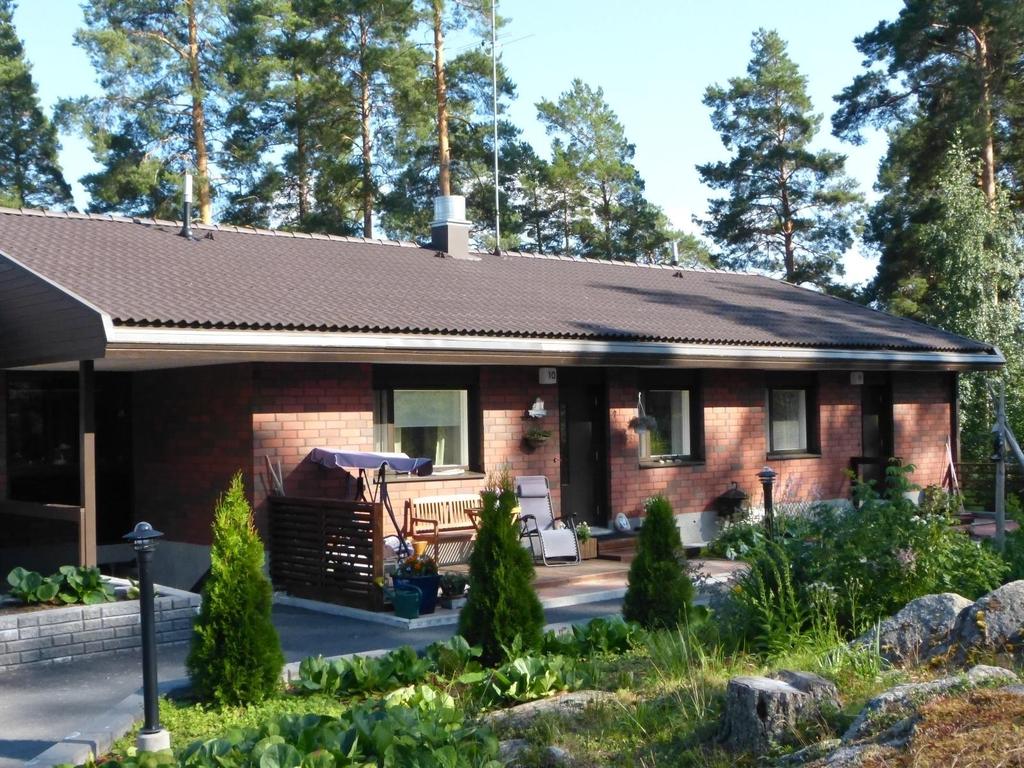 Rivitalo Jyväskylä, Korpilahti, Ainola Kohdenumero 619966 3h,k,khh,kh,s,2xlasitettu parveke ja etupiha-alue, 75,0 m² Kov. 1982 Energialuokka Ei e-tod. Mh. 101 072,15 Vh. 127 000,00 Ainolantie 19.