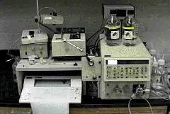(ii) (b) Partitiokromatografia Nestekromatografia (Liquid Chromatography, High Performance Liquid Chromatography HPLC) on menetelmä, jossa pakatun kolonnin läpi ajetaan liuotinta pumpun avulla