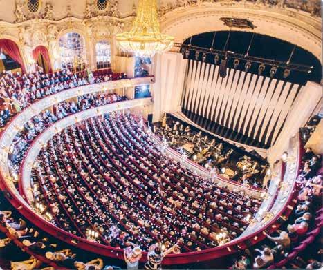 Berliinin valtava konserttisali mykisti, yleisöä paljon, moneen suuntaan avara tila!