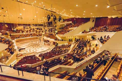 Konserttisaliin mahtuu kerralla noin kolme ja puolituhatta kuulijaa, siis kaksi kertaa Helsingin Musiikkitalon yleisömäärä!