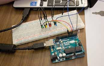 Koodiesteradan palkinnot jaetaan TIVIAn ständillä ITK:ssa. KUVA: TIINA RIUTTA Koodiesteradassa opettajat ratkovat Scratch-haastetta. KUVA: TATU MUSTONEN Koodiesterata Arduino-haaste.