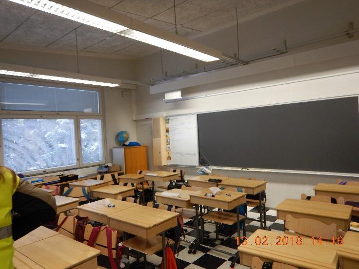 Ensimmäisessä kerroksessa on luokkahuoneita ja pohjakerroksessa terveydenhoitajan vastaanottotilat,