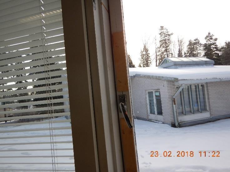 60- ja 70-luvun osien liitoskohdassa on epätiivis liikuntasauma. Kuva 29.