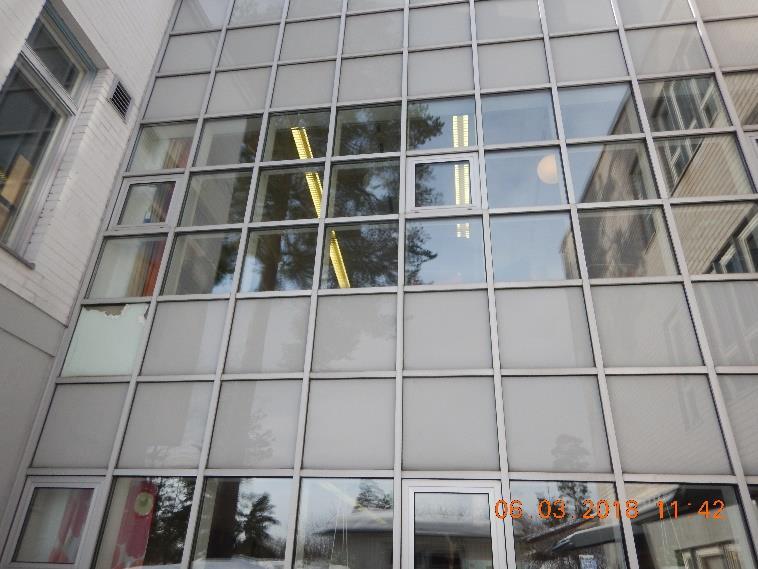 Osa julkisivusta on lasirakenteista (Kuvat 80 ja 81). Kuva 80. 80-luvun tiilijulkisivua. Kuva 81. 80-luvun lasijulkisivua. 10.