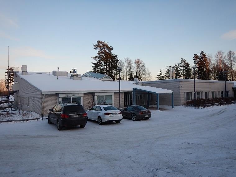 44 (60) Kuva 90. Aulan C165 kohdalla on iso kattoikkuna, jossa on ollut vuotoja. Kuva 91. Katolla oli tutkimushetkellä lunta. 11.