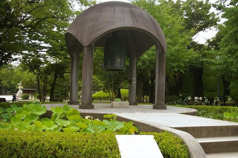 vuoksi leukemiaan kuolleen Sadako Sasakin sekä muiden atomipommin lapsiuhrien muistolle ja se valmistui vuonna 1958.