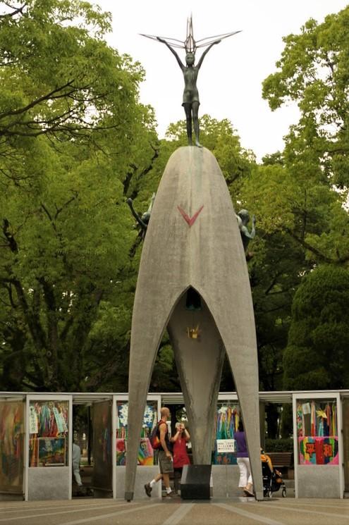 Sadako kuoli kuitenkin vain 12-vuotiaana, ja paperikurkimotiivi näkyy itse muistomerkissä sekä siinä, että kuka tahansa voi lähettää tai tuoda paikalle omat paperikurkensa.