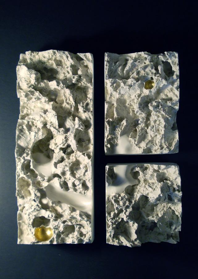 Helmenkalastajat - Les pêcheurs de perles vuosi: 2017 materiaali: kipsi ja lyöntikulta mitat (lxsxk): 30cm x 10cm x 40cm Haaveilijan onkalot.