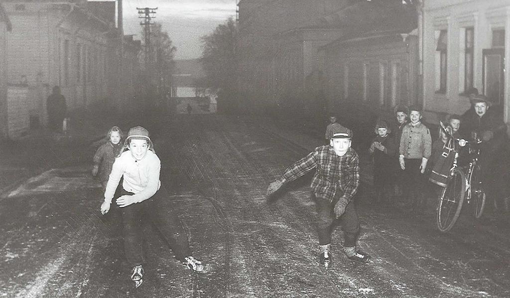 Osoite Vuorikatu 14 ei ole koskaan syrjässä. AJAN ASKELIA Vuorikatu on aina ollut Kuopion vilkkaimpia katuja. Sitä pitkin on kuljettu niin matkalla maineeseen kuin aivan arkisiin askareisiinkin.