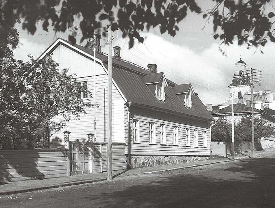 1800-luvun lopun leikkivästä lapsesta kasvoi aikuisena kirjailija Maria Jotuni. Päättäväiset askeleet vievät rouvaa kohti kauppatoria.