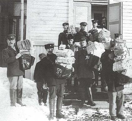 Hieman kauempaa kuuluu hevosrattaiden kolinaa ja natinaa nupukivikadulla. Siellä matkustaa itse kenraalikuvernööri Bobrikoff 1900-luvun alkuvuosina uudelle Pyhän Nikolaoksen katedraalille.